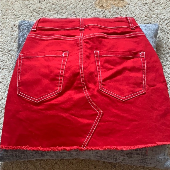 Beautiful red skirt - Picture 2 of 3